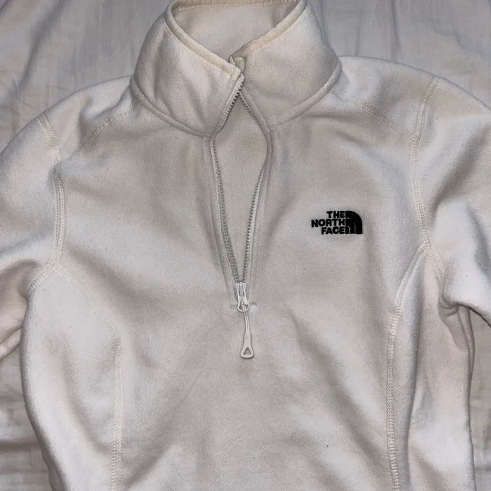 Superfint creamvit/beige fleece från the north face som aldrig har kommit till användning då den satt för tajt på mig!!!🤍Inga defekter och nypris är 600kr💕. Hoodies.