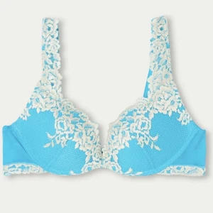 Intimissmi bh (aldrig använd) - Säljer denna sjukt fina bh från intimissimi som jag tyvärr inte använda då den är för liten🩵Väldig bekväm utan några defekter!!! Skriv om ni vill ha fler bilder🤍