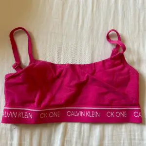Säljer denna Calvin Klein bh/topp i en fin rosa färg som tyvärr är för liten för mig💕Använd 2-3 gånger men inga defekter!!! Kan tänka mig sänka priset vid en snabb affär🤍