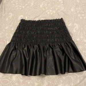 Skinnkjol - Hej!💓säljer min skinnkjol från Gina tricot i Stl S Hör av er om ni är intresserade!!