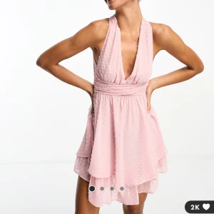 Klänning - Säljer denna söta klänningen från asos i storlek 38. Helt ny med lappen kvar då jag inte hann skicka tillbaka. Nypris 399 Skriv för fler frågor/bilder🩷🩷