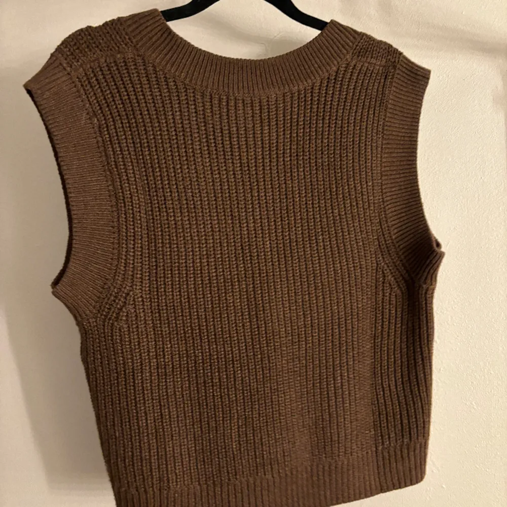 Brun stickad väst från H&M. Bra skick, använd fåtal gånger. Storlek XS . Neuleet.