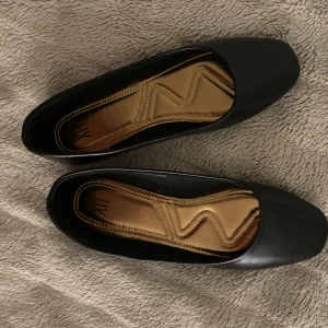 Svarta ballerinaskor  - Aldrig använda svarta enkla ballerinaskor perfekta till våren och sommaren 😁💗