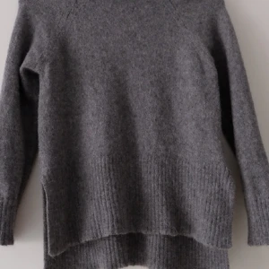 Dagmar polotröja, 100% baby llama, stl: XS, grå - Väldigt väldigt fin, varm, väldigt mjuk och behagligt material från Dagmar.  Den är gjord av 100% baby llama.  Nästan oanvänd därför i mycket bra skick!  Stl: XS REDAN TVÄTTATTS!  Skickas spårbart!