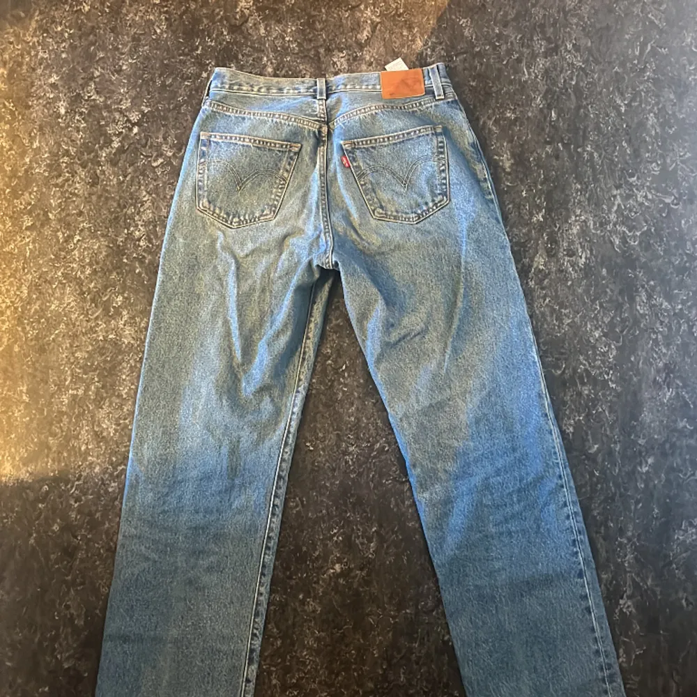 Levis jeans i 501 modellen i nyskick! Säljer då de inte kommer till användning längre💗🥰 Priset kan diskuteras!. Jeans & Byxor.