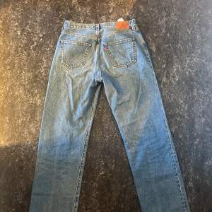 Levis jeans i 501 modellen i nyskick! Säljer då de inte kommer till användning längre💗🥰 Priset kan diskuteras!