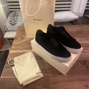  Arigato Clean 360 laceless  - Har använt dem mer än varsamt under en sommar, skick 9/10! Det är bara att be om bilder om ni är intresserade 😊  Allt ingår=Arigato  påse, box, påsen för skorna kan nog hitta kvittot också ! 