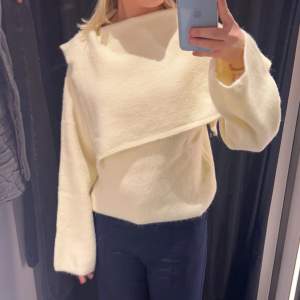 Säljer denna sjukt snygga Zara tröjan! Använt ett fåtal gånger men har inga defekter! Tröjan säljs inte mer! ( ordpris: 700kr)  Är osäker om jag vill sälja denna så pris kan diskuteras! ☺️ 