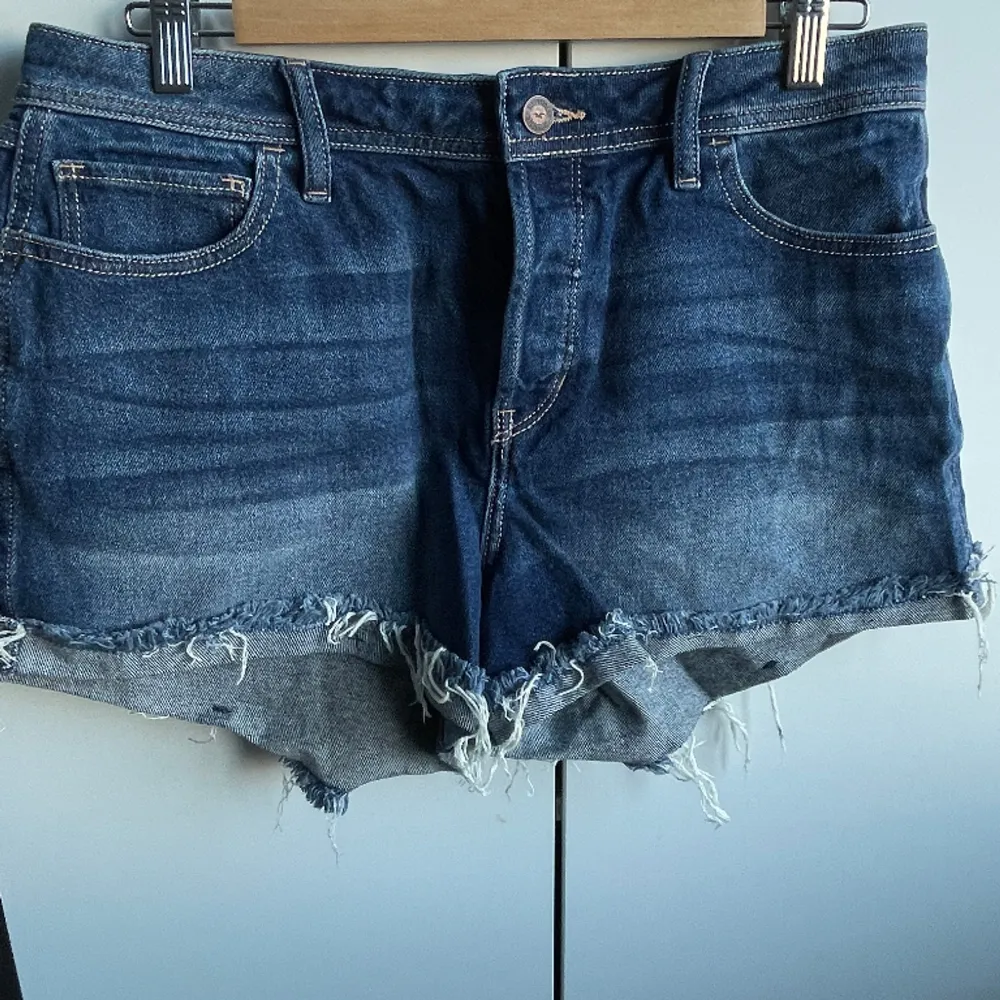 Jeans shorts från holisster helt oanvända . Shorts.