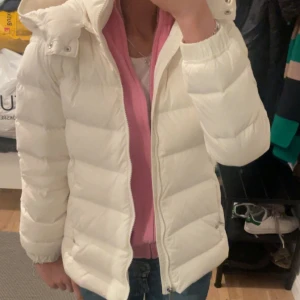 Ralph Lauren jacka - Säljer min fina Ralph Lauren dunjacka i vit. Den har inga fläckar eller defekter. Den är storlek L för barn, vilket motsvarar en XS/S. För referens bär jag XS/S och är 165. Nypris: 5000. Tveka inte om att fråga för fler bilder! ❤️