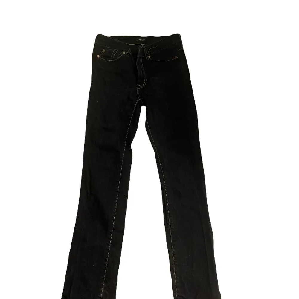 Svarta  rätt så low-waist jeans från Lindex. Bootcut och lite åt skinny hållet däremot. Ganska använda & köpa secondhand. Men inga  defekter 🩷 Lite  små på mig som är 175.. Jeans & Byxor.