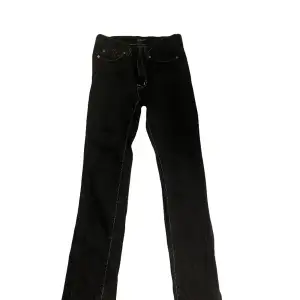 Svarta  rätt så low-waist jeans från Lindex. Bootcut och lite åt skinny hållet däremot. Ganska använda & köpa secondhand. Men inga  defekter 🩷 Lite  små på mig som är 175.