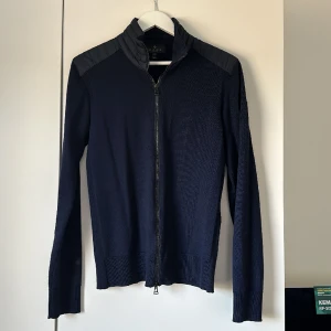 Belstaff Kellby Zip Cardigan - Som ny! Köpt på NK Lite stor på mig som bär S, kan passa M Nypris: 3000;-  Snabb affär uppskattas, paketpris med andra plagg! 