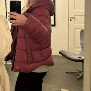 Vinterjacka - Endast använd 2 gånger! Jättevarm vinterjacka som inte kommer till användning!