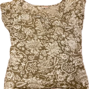 Fin blus - Säljer denna gulliga blusen från Zoul🤎Bra skick. Passar mig som är M