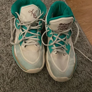Kyrie 8 basketsko - Tja! Säljer dessa sjukt snygga och sköna kyrie 8 basketskor i storlek 44.5. Säljer dom i gott skick, inte mycket nötta på undersidan men använda en halv säsong.