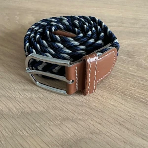 Flätat bälte - Fälgar bälte som är helt ny och oanvänd