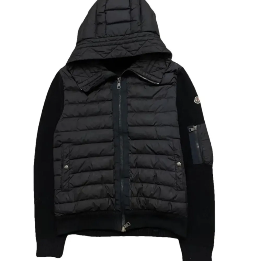 Säljer nu min moncler jacka i superbra skick. Jag vet inte om den är äkta men jag är nästan säker på det. Men eftersom jag inte vet 100% så kommer jag sälja den billigare. Jackan är perfekt för sommaren och gör en outfit komplett. Nypris 5885kr. . Jackor.