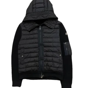Moncler classic jacket - Säljer nu min moncler jacka i superbra skick. Jag vet inte om den är äkta men jag är nästan säker på det. Men eftersom jag inte vet 100% så kommer jag sälja den billigare. Jackan är perfekt för sommaren och gör en outfit komplett. Nypris 5885kr. 