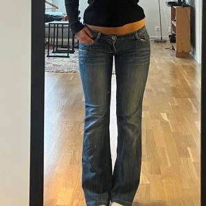 Vintage lågmidjade jeans  - Jättesnygga lågmidjade vintage jeans från dromedar💕innerbenslängd: 73cm (jag är 162 cm), midja (tvärsöver):36.5cm  Kan fixa fri frakt så skriv t mig inann köp nu knappen!