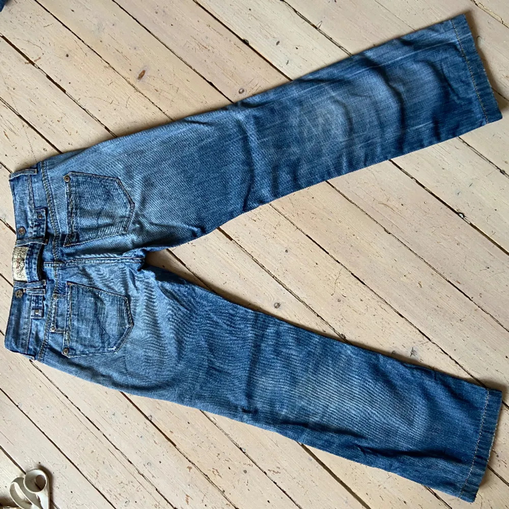 Så himla snygga lågmidjade jeans från Tommy Hilfiger! Midjemått tvärs över 40cm Innerbenslängd 72cm Passar perfekt på dig som är 165-170cm lång! Bootcut!. Jeans & Byxor.