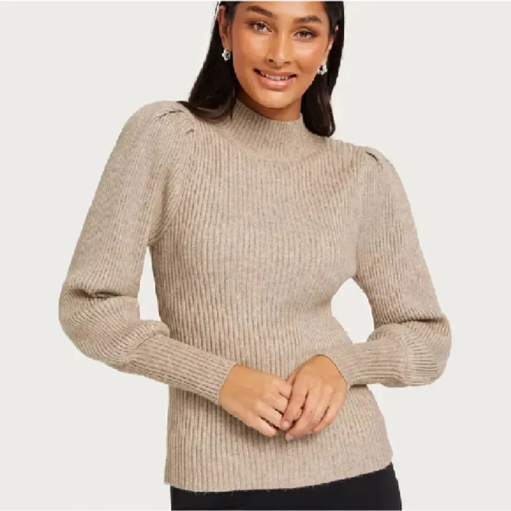 Säljer denna tröja i super bra skick! Brukar vanligtvis ha storlek S-M🩷 Väldigt mycket mer än det orange/bruna hållet än vad den är på hemsidan!. Tröjor & Koftor.
