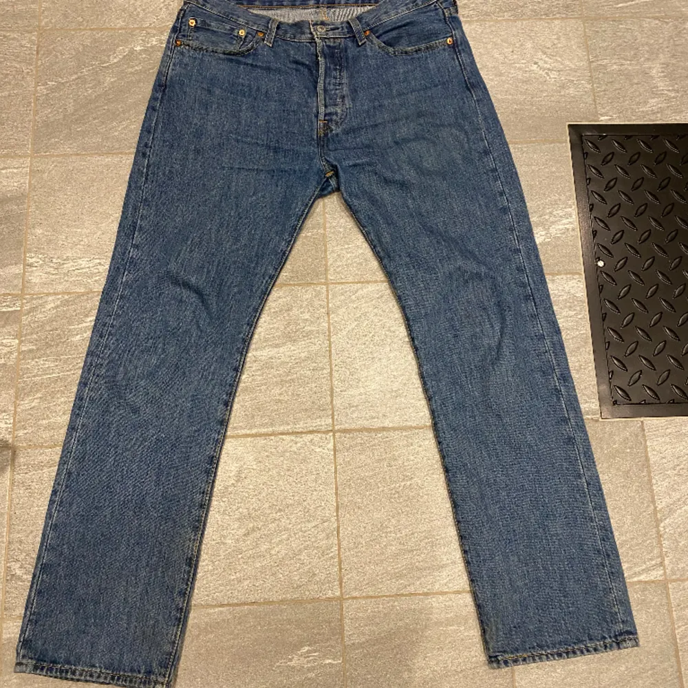 Levi 501 i bra skick använd fåtal gånger. Jeans & Byxor.