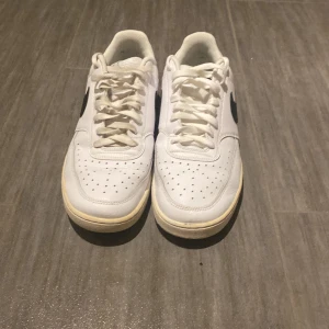 Nike skor - Storlek 45 Skorna är i bra skick dem är lite använda och är lite smutsiga på undersidan men kan bara tvättas bort Nypris: 1200kr Säljs för: 459kr