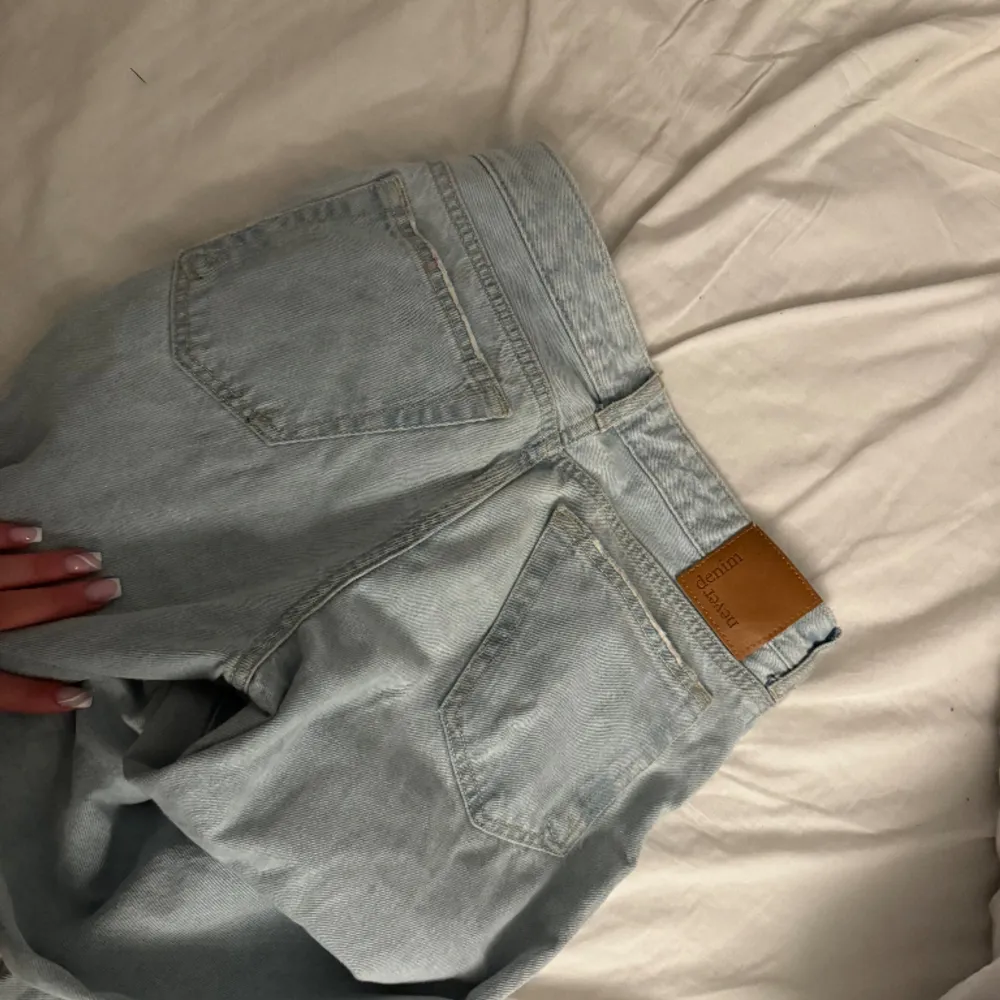 Oanvända Jeans från bikbok low waist, jätte fina vara inte min färg . Farkut & Housut.