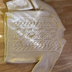 Stickad tröja - Stickad tröja från lager 157! Beige/rosa i färgen! Stor i storleken 