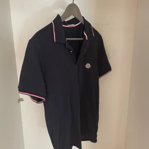 Moncler Pike - Mörk blå Moncler pike (Gratis frakt hela Sverige)