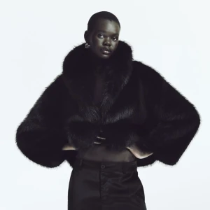 Zara pälsjacka - Slutsåld svart pälsjacka från zara som endast kommit till användning 1-2ggr därav säljer jag den. Nyskick. Storlek M men sitter bra på mig som normalt bär storlek S. Skriv för egna bilder och vid intresse eller frågor. 