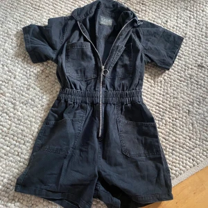Denim/jeans jumpsuit - Cool denim jumpsuit perfekt till våren o sommaren!! Bra skick 💗