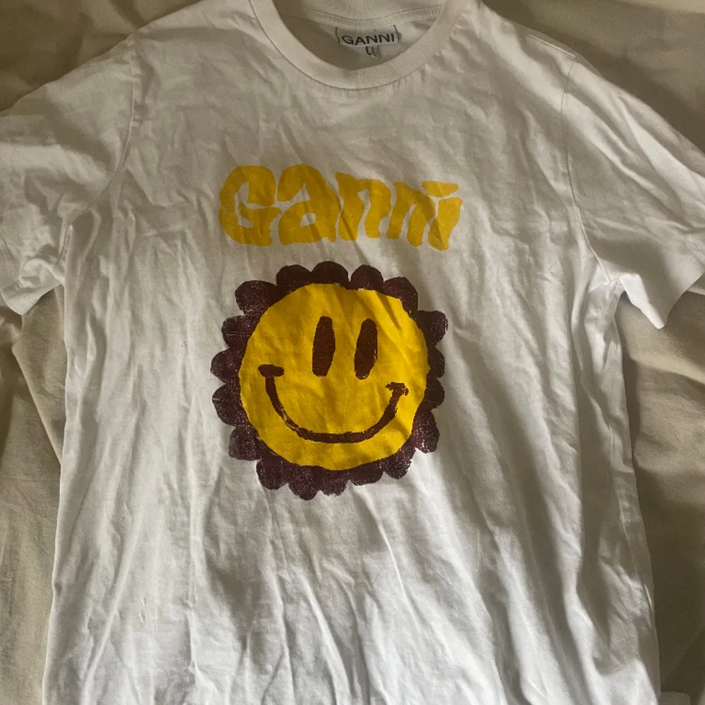 cool t-shirt från GANNI🤩 köpt i London för 2 år sedan och passar storlek S-M👏🏼. T-shirts.