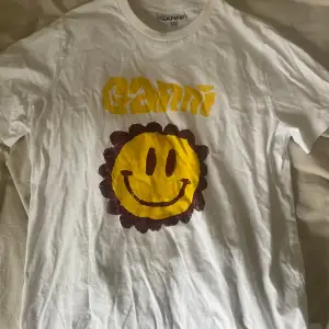 cool t-shirt från GANNI🤩 köpt i London för 2 år sedan och passar storlek S-M👏🏼