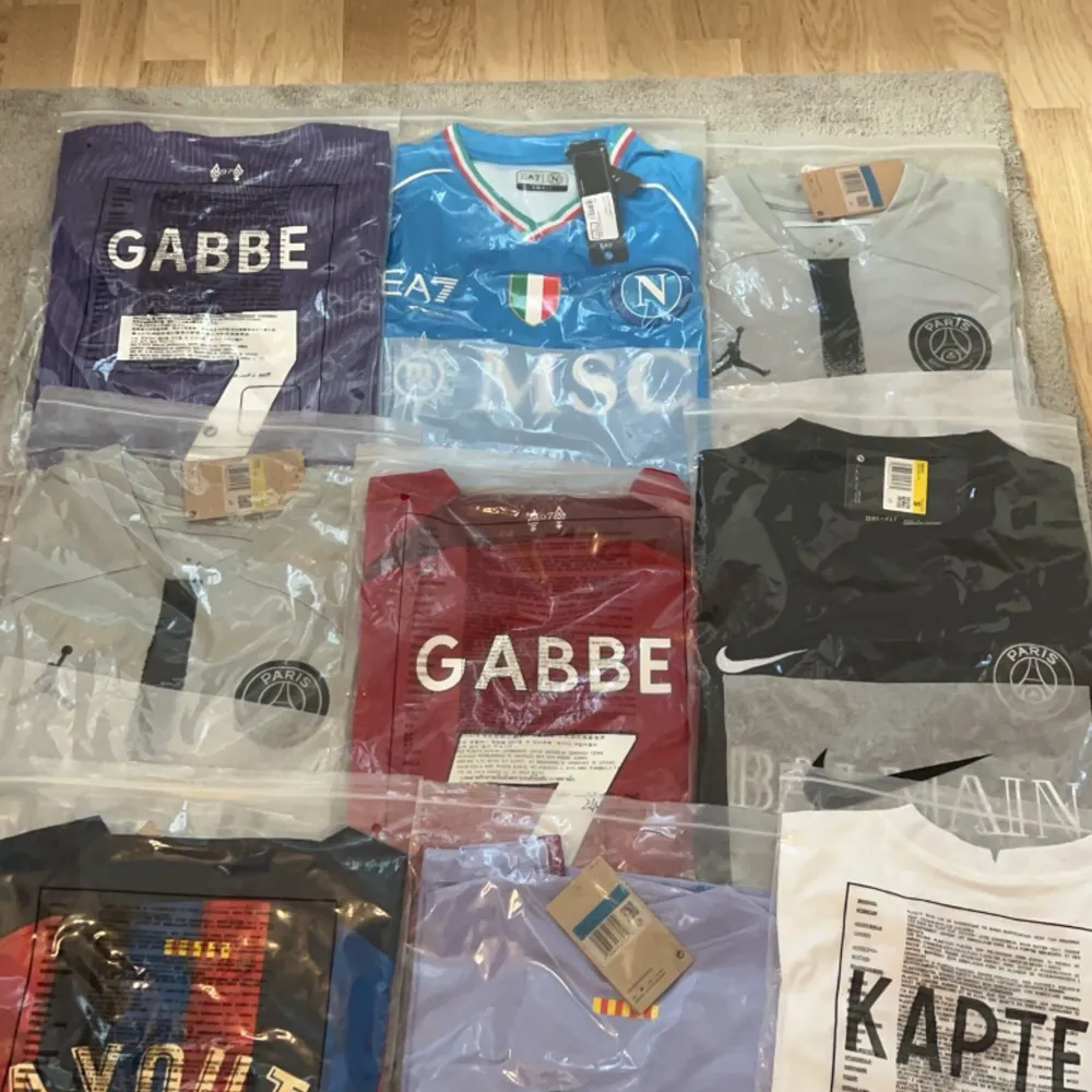 Hej jag har ett företag där vi säljer fotbollströjor, där du bland annat kan lägga till valfrit namn nummer på din tröja. Instagram: Fballmarket  Pris: utan tryck 350 Valfrit tryck nummer:400kr . T-shirts.