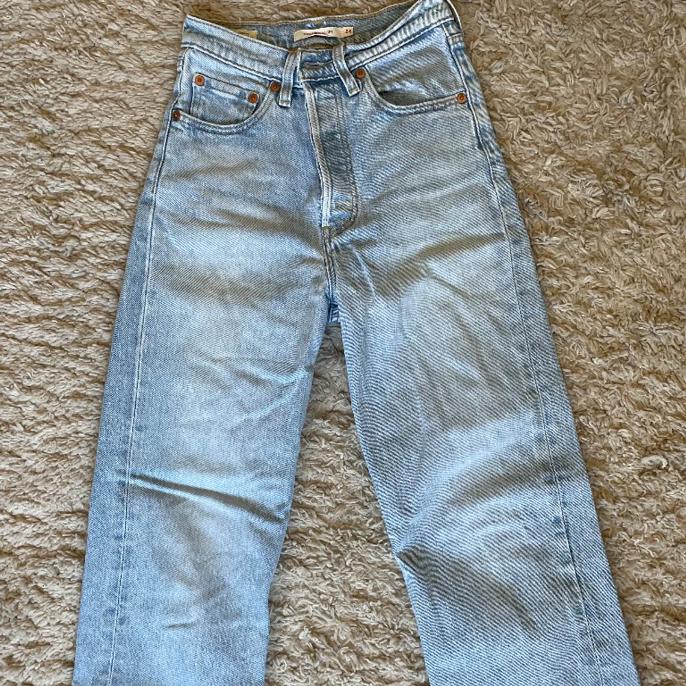 Ett par fina ljusblåa Levi’s jeans 501 i storlek w24 l27. Jeans & Byxor.