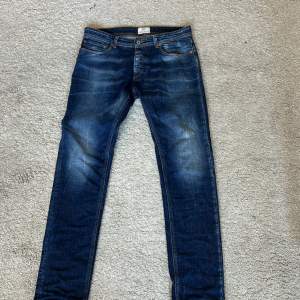 Säljer nu ett par Taylor tweed jeans som aldrig är använda pga att dom är för stora. Storlek 33 Nypris 1500kr  