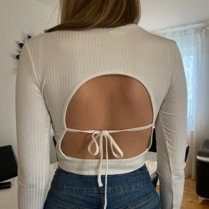 NAKD rygglös topp  - En vit rygglös topp från NAKD. Använd fåtal gånger och i perfekt skick 