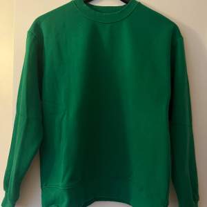 grön sweatshirt/tröja från JJXX i storlek S, säljer då den inte kommer till användning! nästan aldrig använd, bara några gånger. skriv för fler bilder, köparen står för frakten