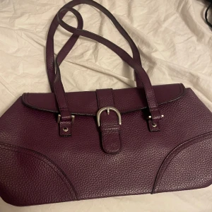 Mörk lila väska  - Mörk lila väska i perfekt skick 