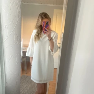 Studentklänning / Konfirmationsklänning - Detta är en gammal konfa klänning i super fint skick & väldigt bekväm! Används inte längre pga att jag tröttnat på modellen🙈 Men verkligen bra skick! Inga fläcka! Täckande! 🥰👗