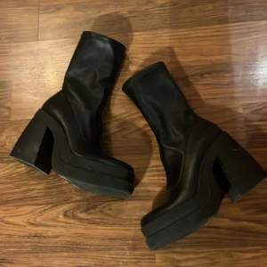 platåstövlar - jättefina och bekväma platåstövlar i storlek 38, endast använda två gånger då jag har ett par liknande som jag föredrar. Nypris var  550