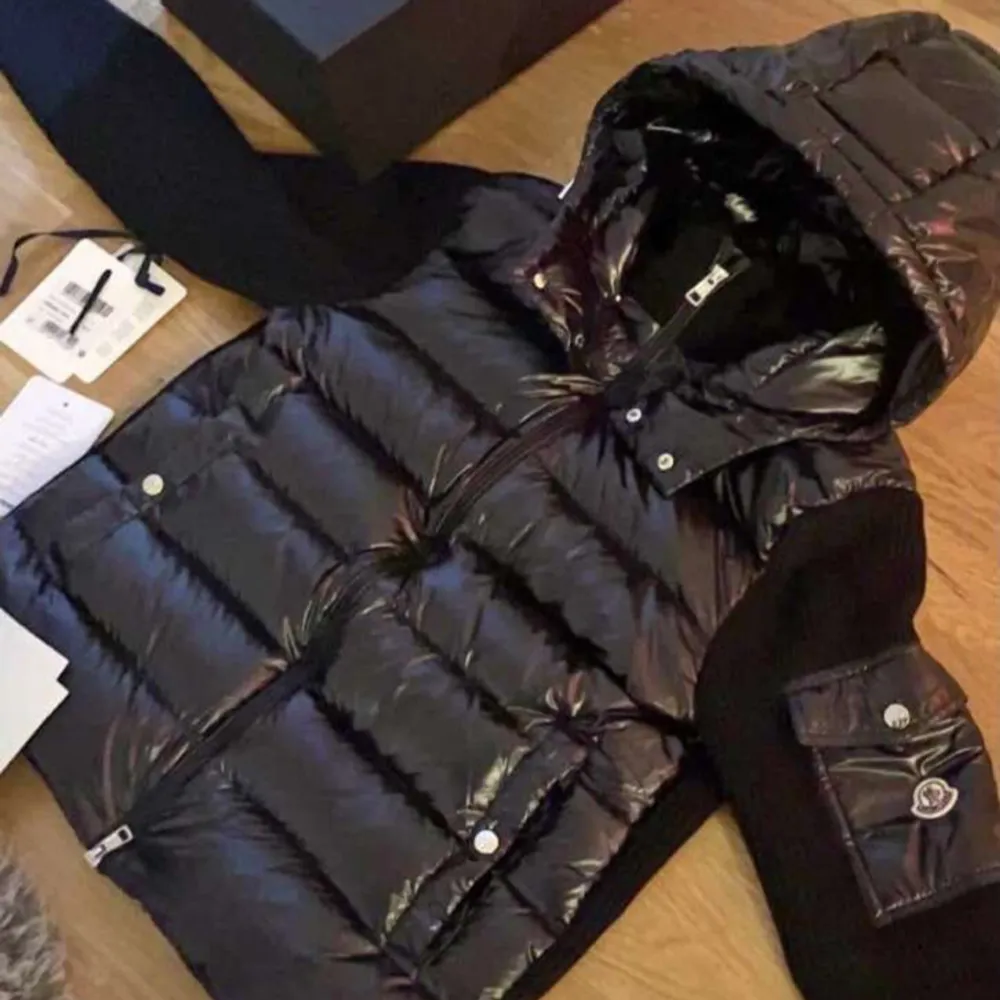 Moncler cardigan strlk 1/S  Färg: svart Nästan som ny använd några gånger. Jackor.