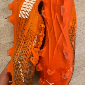 Puma fotbollsskor  - Puma fotbollsskor. Storlek 35. Bra skick, knappt använda. 