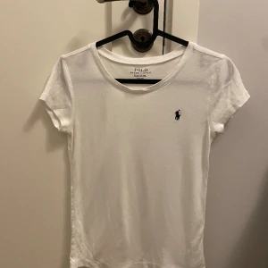 Vit polo Ralph Lauren t-shirt - En vit t-shirt från Ralph Lauren i barn storlek men passar S och möjligtvis M också.  Inte använd många gånger
