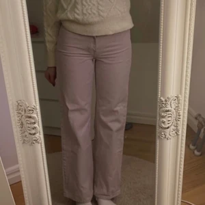 Pastell lila monki jeans - Pastell lila monki jeans, tror modellen heter Yoko! Storlek 24 som motsvarar xs/32  Passar dock mig som brukar ha 36 i jeans💓 Knappt använda så väldigt bra skick!