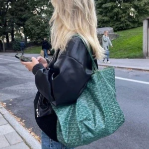 Läderjacka - Jättefin oversize läderjacka, super trendigt och helt slutsåld!!