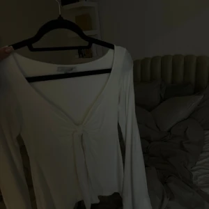 Design by si tröja  - Ny tröja använd 2 gånger ungefär men var inget som passa mig och tyckte inte om hur tröjan satt på mig och därefter vill sälja den 🫶🏼köparen står för frakten 