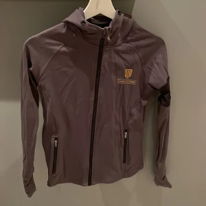 Maya delorez ridkofta - Koftan är i mycket bra skick, använd några gånger men ser i princip ut som ny! Nypris 800kr